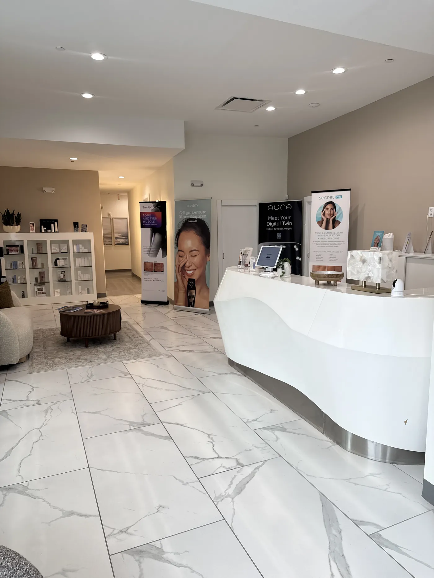 Front desk + waiting at Clinique La Roya