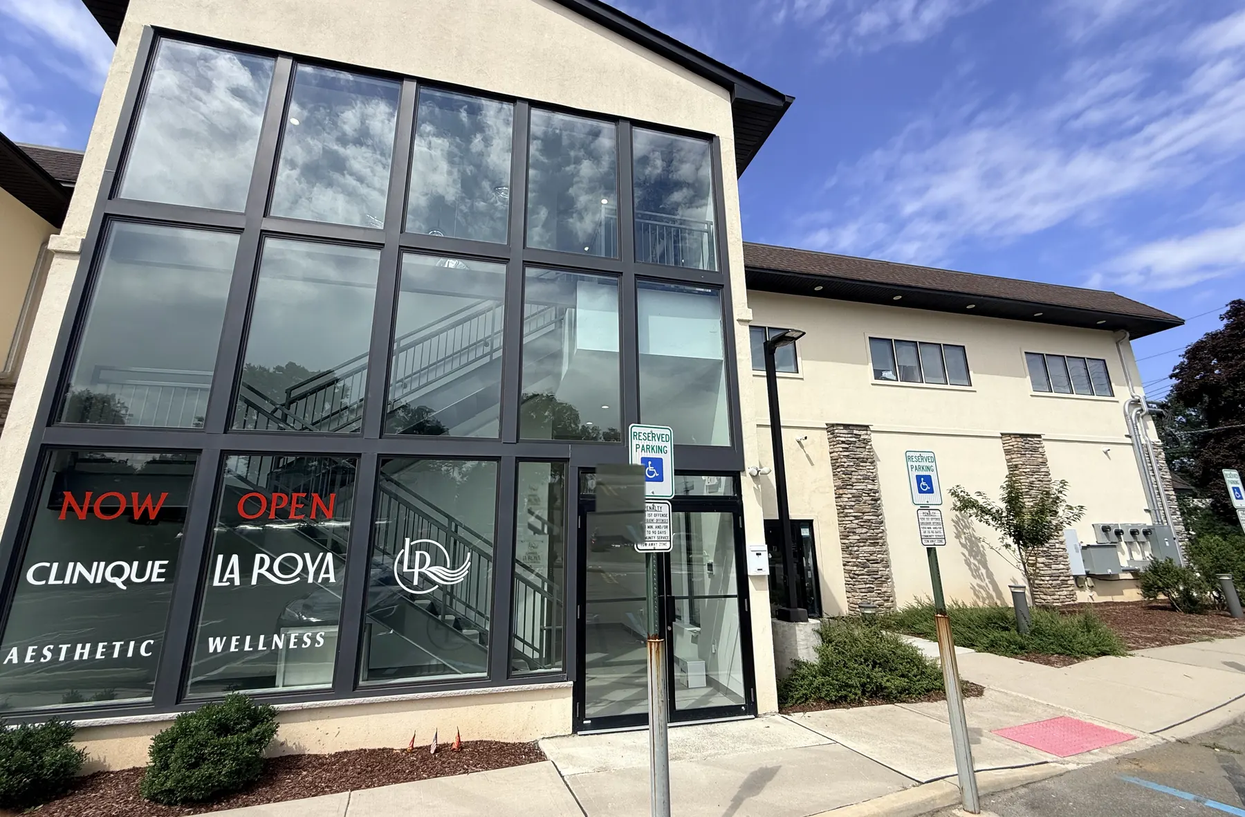 Clinique La Roya storefront in Paramus